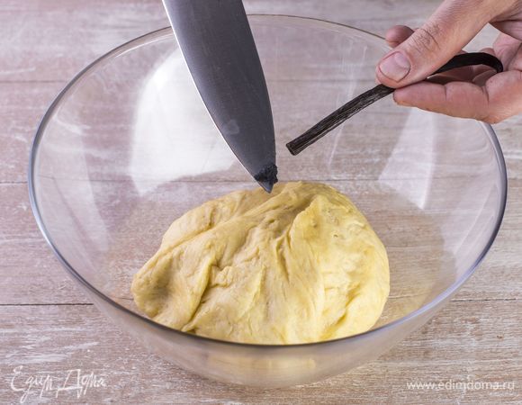 Замесите эластичное тесто, добавьте ваниль. 