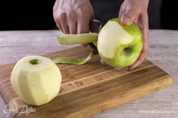 Очистите яблоки от кожуры и сердцевины.