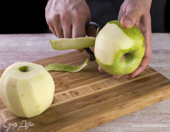 Очистите яблоки от кожуры и сердцевины.