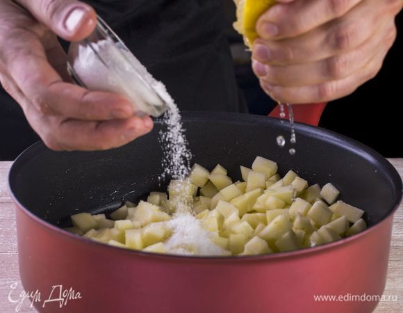Растопите в сковороде сливочное масло, выложите яблоки, засыпьте сахаром, добавьте сок лимона.
