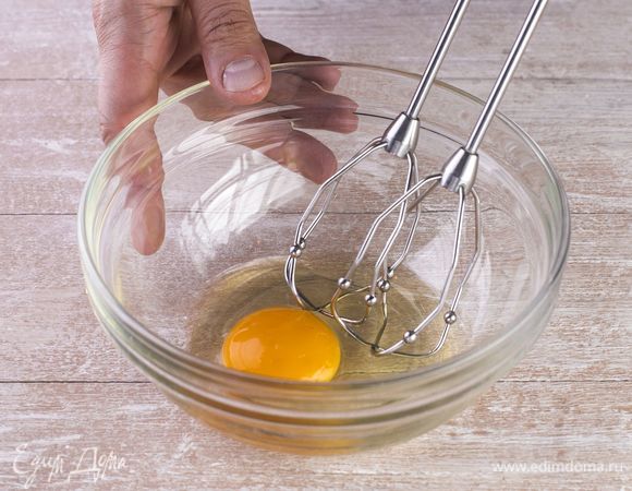 Взбейте яйцо с щепоткой соли, влейте в масляную смесь.<br />
 
