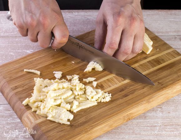 Измельчите бананы, затем разотрите в кашицу.