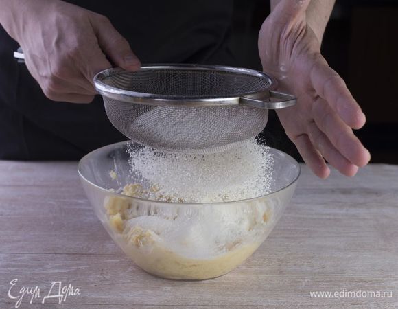 Смешайте банановую кашицу и жидкую основу. Затем постепенно просейте муку с разрыхлителем в жидкую основу и замешайте тесто.