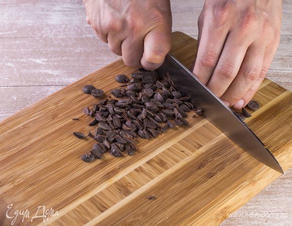 Порубите небольшими кусочками шоколад, добавьте в тесто.