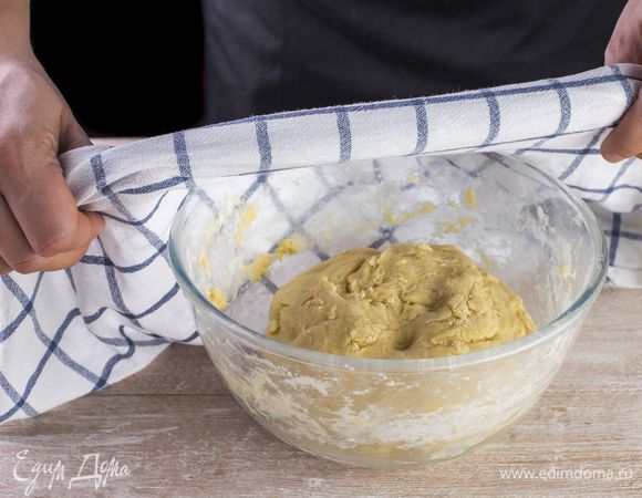 Сформируйте из теста ком, оберните пищевой пленкой и положите в холодильник на полчаса.