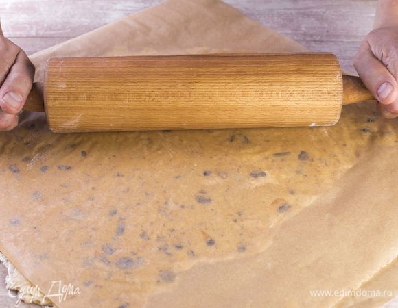 Раскатайте из теста пласт толщиной 4–5 мм.