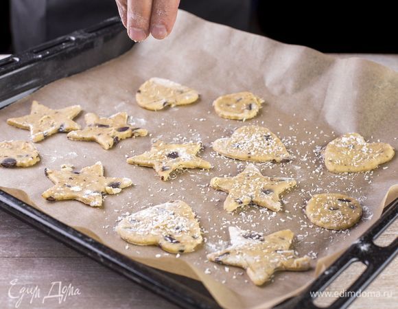 Посыпьте печенье кокосовой стружкой.