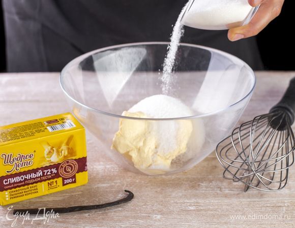 Разотрите размягченный маргарин «Щедрое лето» с сахаром в однородную массу, добавьте ваниль и все разомните.