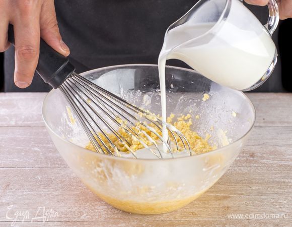 Тонкой струйкой влейте йогурт и взбейте массу венчиком.