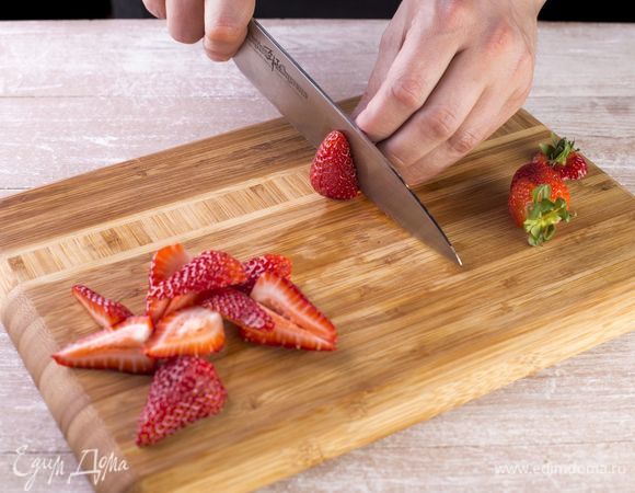 Очистите клубнику от хвостиков. Каждую ягоду разрежьте на 4 части.