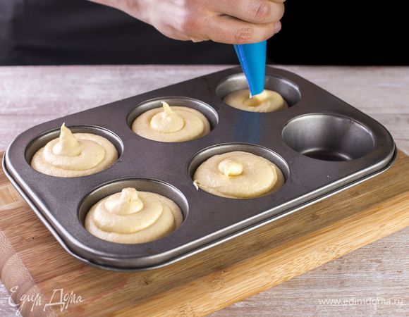 Смажьте формы для маффинов растительным маслом, наполните тестом примерно на три четверти.