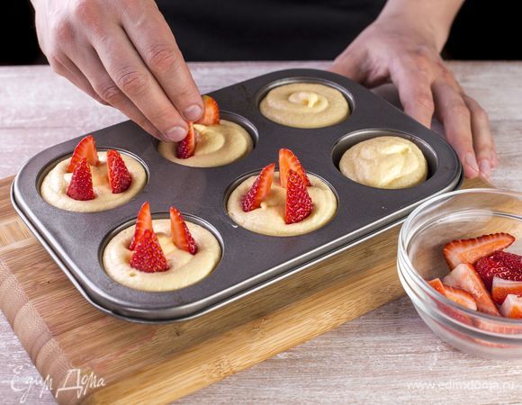 Сверху утопите ломтики клубники.