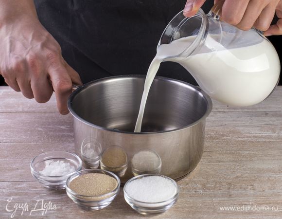 Немного подогрейте молоко, разведите в нем дрожжи, оставьте на 10 минут.