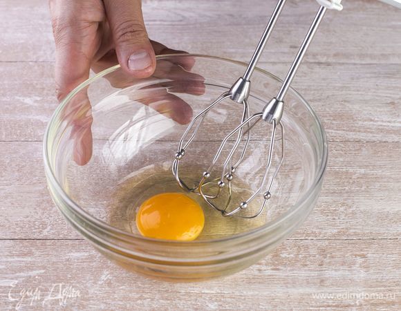 Взбейте миксером 50 г сахара с яйцом.