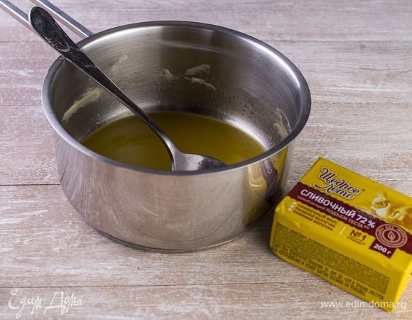 Растопите маргарин «Щедрое лето», остудите, влейте в сахарно-яичную смесь.