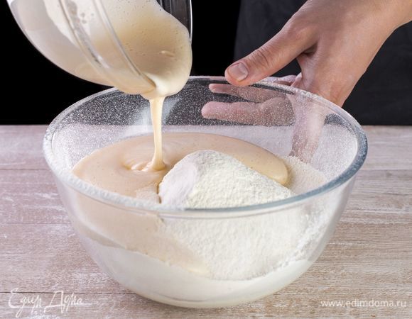 Когда опара подойдет, соедините ее с жидкой основой, хорошо перемешайте, добавьте к просеянной муке.