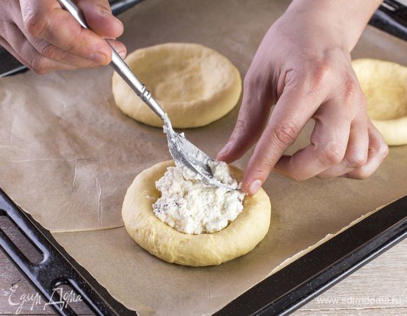 Заполните углубление творожной начинкой, разровняйте сверху лопаткой.