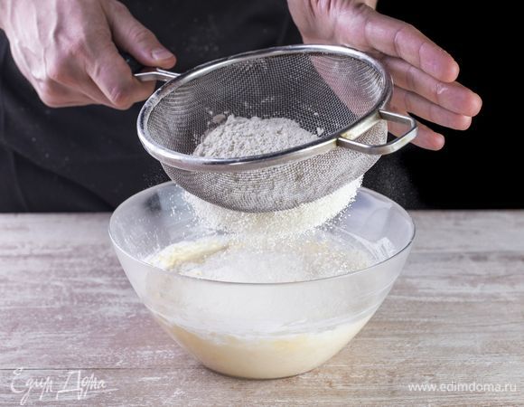 Просейте муку с разрыхлителем в жидкую основу.