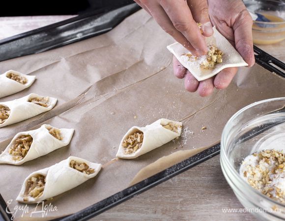 Выложите на квадратик начинку. Слепите противоположные концы.