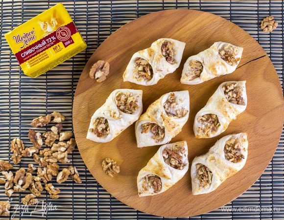 Аналогично сформируйте остальные рогалики. Смажьте их растительным маслом и поставьте в духовку при 180°C на 20–25 минут.