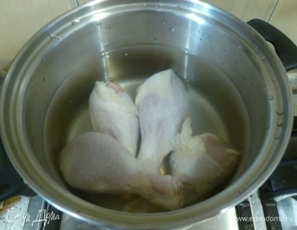 Курицу сложить в кастрюлю, залить холодной водой (1,5–2 л), поставить вариться. Когда вода закипит, сделать минимальный огонь, добавить перец горошком, варить 20 минут, снимая пену и жир.