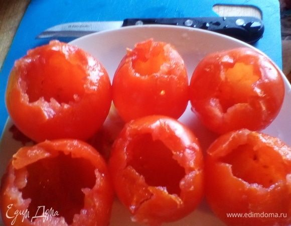 Перво-наперво из помытых помидорок удаляем мякоть, оставляя тонкий околостеночный слой. Кто-то это делает чайной ложкой, я из тех, кто предпочитает нож-коготь. Вообще-то, лучше брать крупные помидоры-черри на один кусь, но мне попались ошеломительно пахнущие спелые южные помидорки, так что я не удержалась, ибо соскучилась по настоящему вкусу. Вынутую мякоть измельчаем.