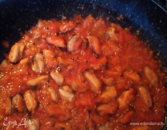 На разогретую сковородку с антипригарным покрытием выкладываем замороженные мидии ТМ «Магуро», накрываем крышкой и оставляем на медленном огне до их оттаивания. Сбрызгиваем лимонным соком. Добавляем измельченную помидорную мякоть, сушеный чеснок, белый перец, увеличиваем огонь до среднего и, помешивая, ждем выпаривания жидкости.