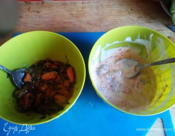 Достаем две небольшие емкости и выкладываем в каждую по половине мидий. В первую (левую на фото) добавляем устричный соус и рубленую петрушку. Во вторую — йогурт и соль по вкусу.