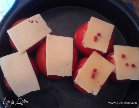 Начиняем помидоры. Три штучки одним наполнителем, три — другим. Накрываем полосками сыра. Нет, конечно, наряднее, если сыр тертый, но для тихого семейного ужина так практичнее и быстрее. Розовым перцем я лишь обозначила один вариант, дабы отличить потом от другого. Ставим в разогретую до 200°С духовку на 15 минут.