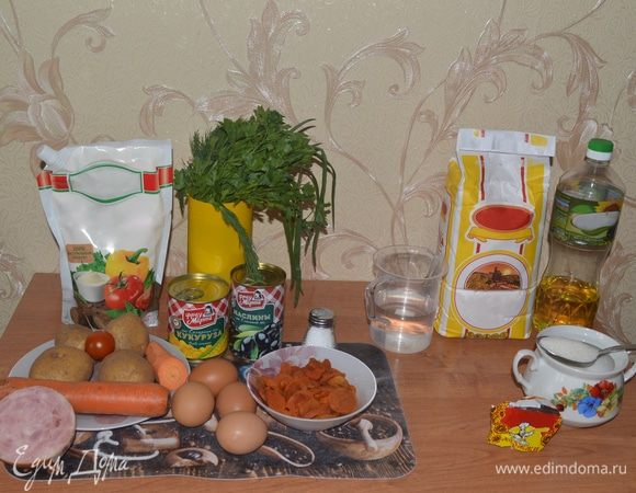 Подготовим все необходимые ингредиенты. Слева — для салата, справа — для ароматной выпечки.