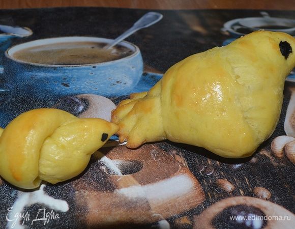 Сначала приготовим выпечку к нашему салату. В 250 мл теплой (25°С) воды растворить дрожжи, положить сахар, 2–3 столовые ложки муки. Оставить до «запузыривания» массы. Добавить остальную воду, просеянную с солью муку, растительное масло, немного морковного сока (для красивого цвета), замесить упругое, нелипнущее тесто. Возможно придется добавить еще немного муки. Поместить емкость с тестом в полиэтиленовый пакет и оставить подходить в теплом месте. Обмять подошедшее тесто, дать ему еще раз подняться. Сформировать булочки-жаворонки из теста, сделать глазки из маслин ТМ «Фрау Марта» при помощи зубочистки.