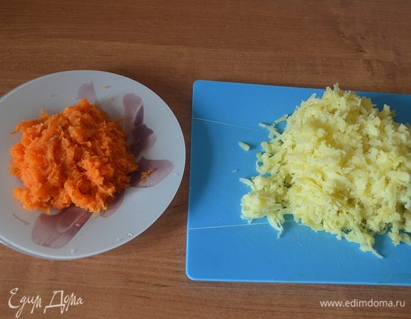 Теперь, когда наши жаворонки готовы, приступим к приготовлению салата «В объятьях весны». Картофель и морковь тщательно вымыть и отварить в кожуре до готовности. Сваренные овощи остудить, очистить и натереть на терке: морковь — на средней, картофель — на крупной.