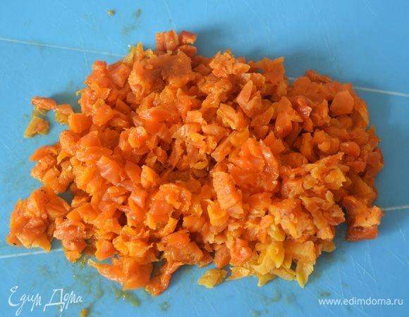 Курагу вымыть и залить горячей водой на 10 мин. Затем воду слить, курагу обсушить и также нарезать маленькими кубиками.