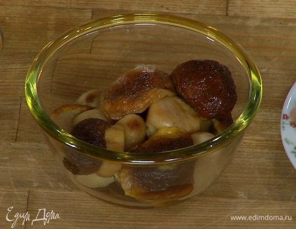 Грибы предварительно разморозить.