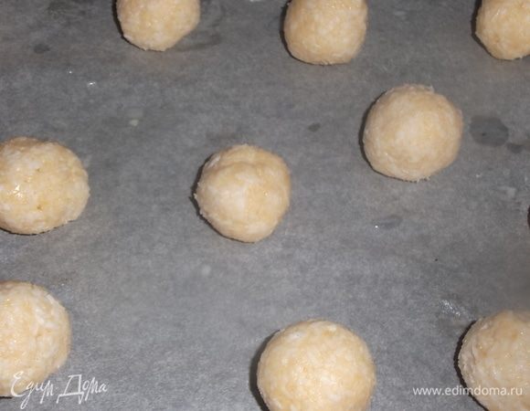 Яйцо взбить с сахаром. Добавить разрыхлитель и просеянную муку. Перемешать, добавить кокосовую стружку. Замесить. Убрать тесто в холодильник на 40 минут. Влажными руками скатать шарики размером с перепелиное яйцо. Выложить печенья на пекарскую бумагу.