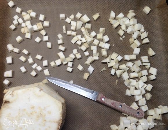 Нарезаем кубиками. Честно говоря, из опробованных сельдерея, моркови, свеклы, пастернака — всегда со стороной около 1 см, петрушка — как уж выйдет (корень обычно поменьше). Хрен еще хорош, но реже в супы идет сушеный (лучше заморозить, и к мясу отдельный разговор).