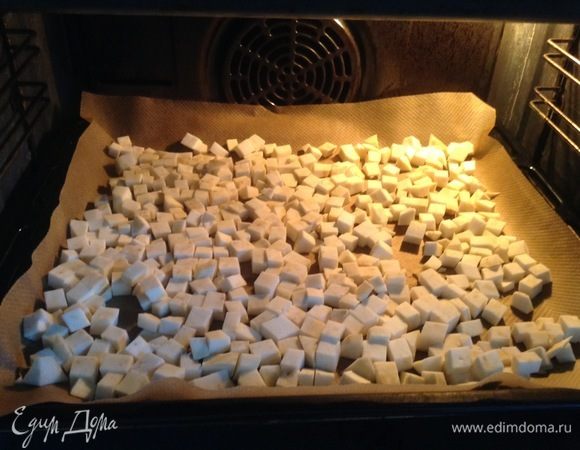 И в духовку. В холодную. На 40–60°C (от настроения и от желания получить лучшую для вашего вкуса степень завяленности). Крышку духовки (как дойдет до нужной температуры) чуть приоткроем, чтобы конвекцию создать более активную. Ну, и помешиваем. Так как температура невысока, ручками можно.