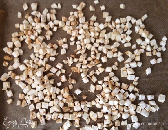 Ну, и вот в таком виде, когда вроде бы и все. Да не совсем. Влага, если честно, уйдет не вся еще. Потом здорово дать «дозреть» на той же бумаге куда-нибудь в темное место (или прикрыть чем), на холодильник, на шкаф... Дня два-три. Тогда все — продукт готов. Разложили в бумажные пакеты, закрутили плотно края (можно и степлером), и когда будет очередной бульончик — куриный, мясной. Просто добавь (в рецептах «про любимые супы» постараюсь подчеркнуть эти чудные добавки).