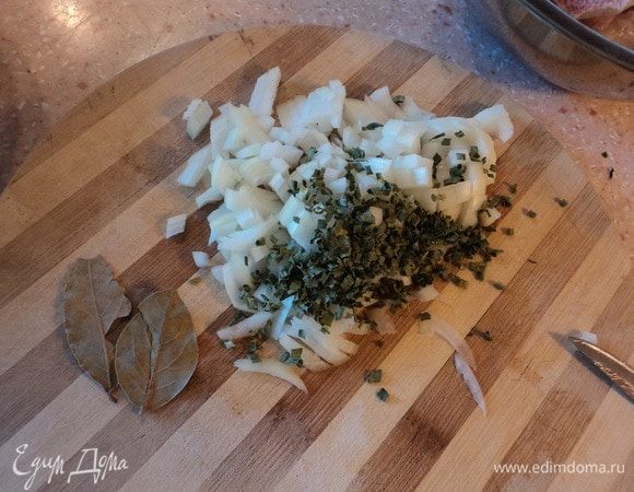 Положили в кастрюльку нашинкованную зелень и лук (да, ну какая уха без лаврушки). Перец горошком.