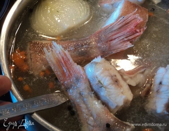 Варится. Помешиваем. Дух внимаем. Вот как рыбка побелела — почти готово.