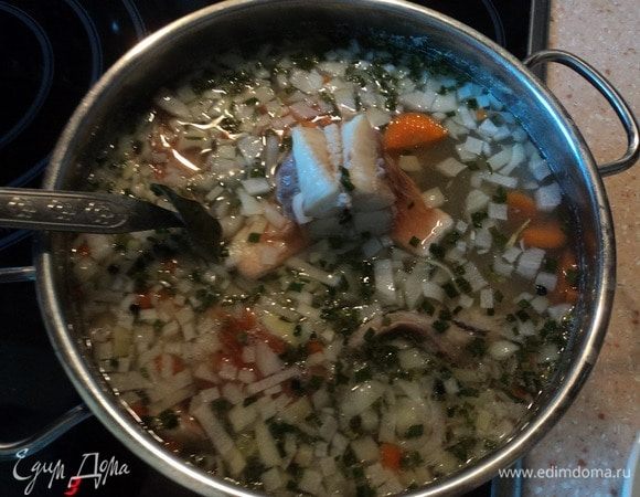 Тут всыпаем свежую порцию мелко нарезанного репчатого лука, обязательно!