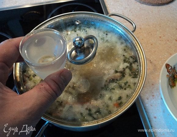 Вот он — секретик рыбацкий. Рюмку водки в уху. Не бойтесь, если вы не любитель этого спиртного. Здесь оно не для того. Просто можно опустить все «химические» рассуждения на этот счет и сказать кратко — это необходимо для «натягивания вкуса». Поверьте!