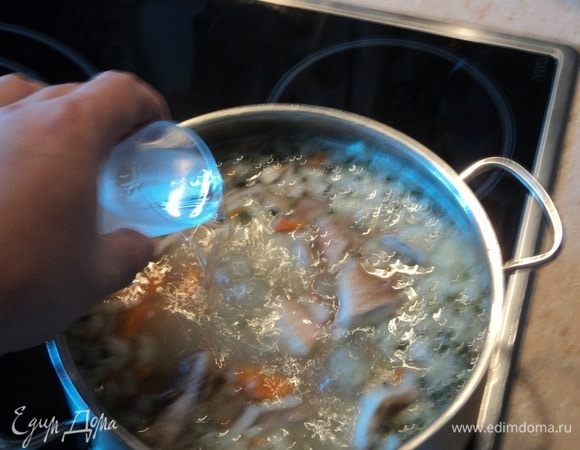 Выливать именно в кипящую и уже готовую уху, и  только после того, как свежий нашинкованный репчатый лук всыпали. Безусловно, заветные слова, свои и больше ничьи, проговариваете. Иначе все зря:)