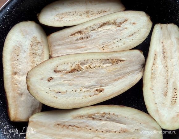 Небольшие баклажаны разрезать вдоль.