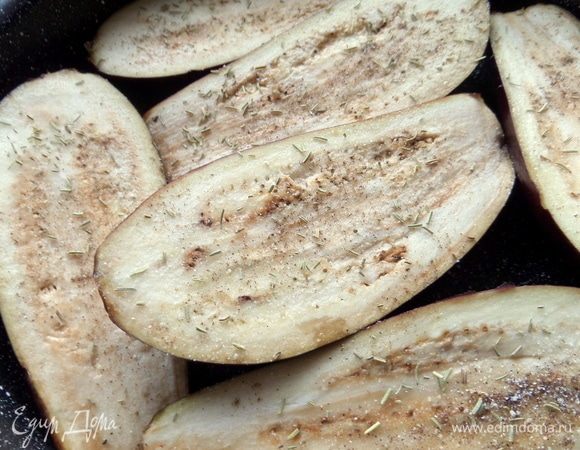 Поместить в форму для запекания, смазать кисточкой с маслом и посыпать половинки чесночной солью и розмарином.