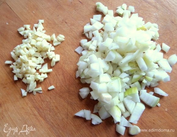 Лук и чеснок измельчить.