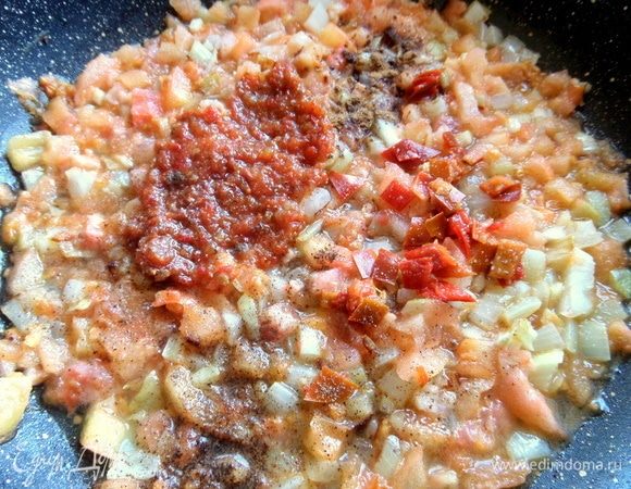 Добавить томат без кожицы или томатное пюре. Я добавила домашние аджику и маринованный перец, в оригинале было несколько капель табаско. Розовый перец у меня только в смеси перцев из меленки. Держать на огне минут 5.