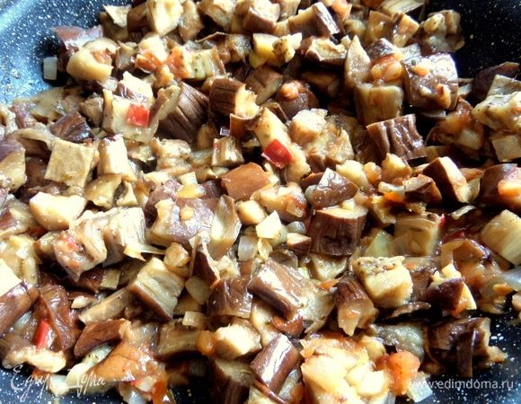 Добавить баклажаны, перемешать.