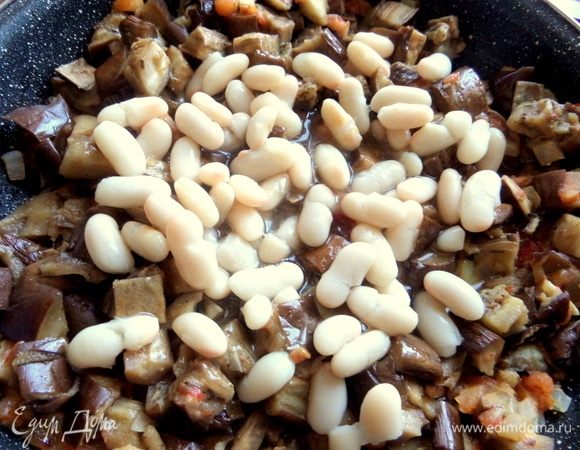 Добавить фасоль к овощам.