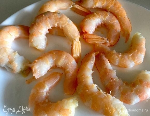 Креветки. У меня были варено-мороженые. Соответственно, сначала я их разморозила, затем почистила.